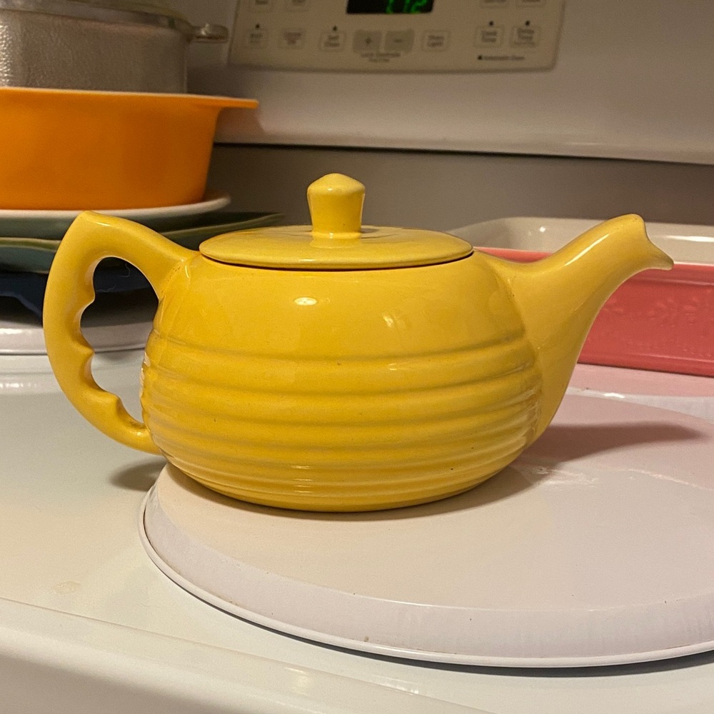 Bauer Ringware Los Angela’s T Kettle Lemon Yellow Excellent Condition